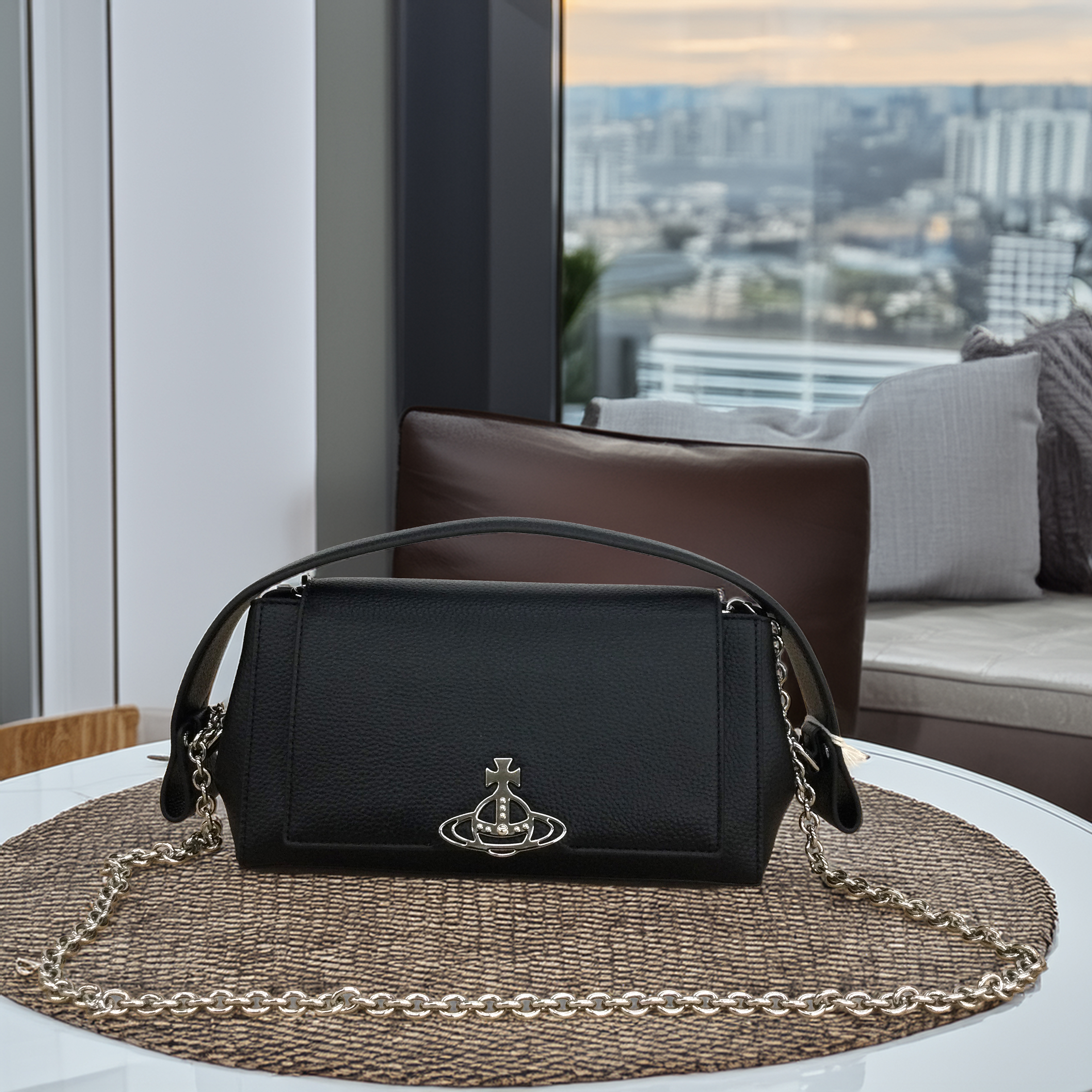 取り外しの出来るチェーンストラップ付きなのでシーンに合わせてショルダー、ハンドキャリーと使い分けタイプ