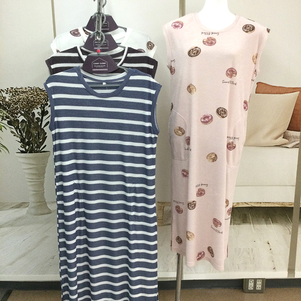 涼しげなパイル地のボーダー柄＆おいしそうなドーナツ柄が可愛い！シンプルなストレートタイプのワンピースです。