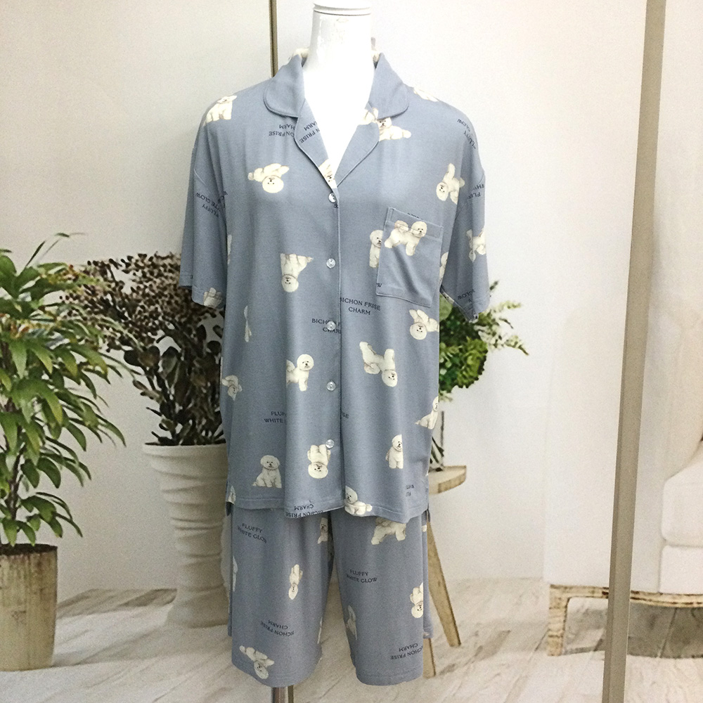 可愛いワンコが全面プリント！前開きボタン半袖＋ハーフパンツ、ひんやりcoolニット素材で快適。