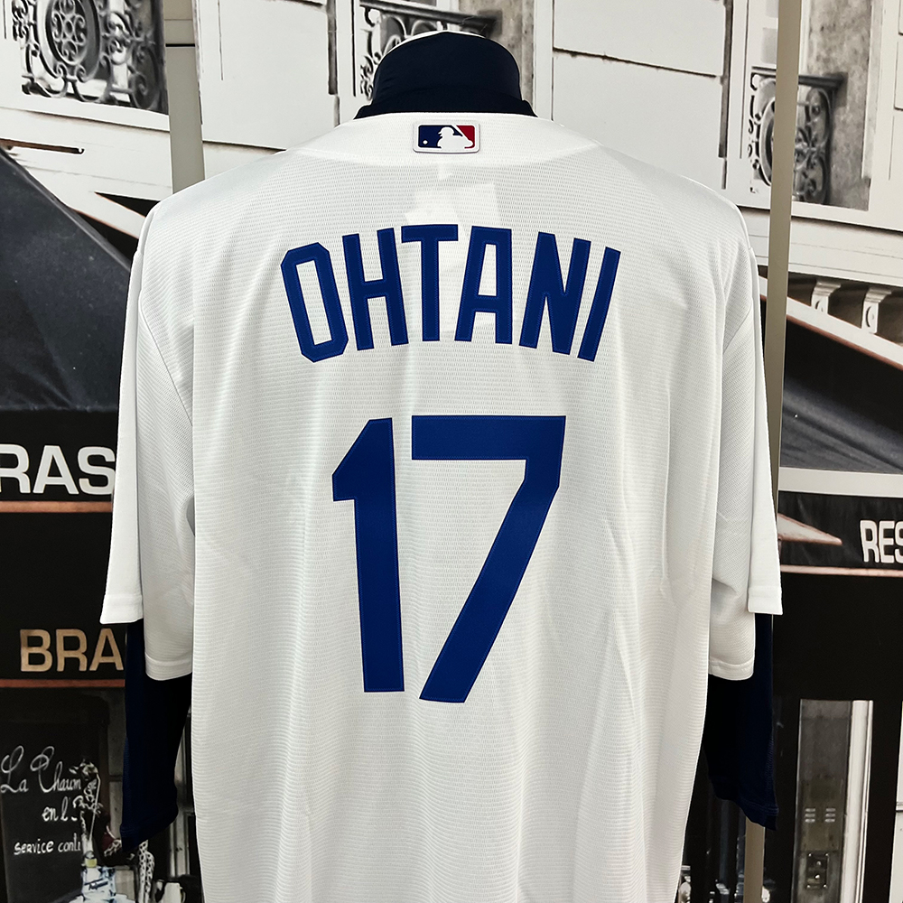 バックはOHTANIと背番号17、MLBロゴもバッチリ入っています。