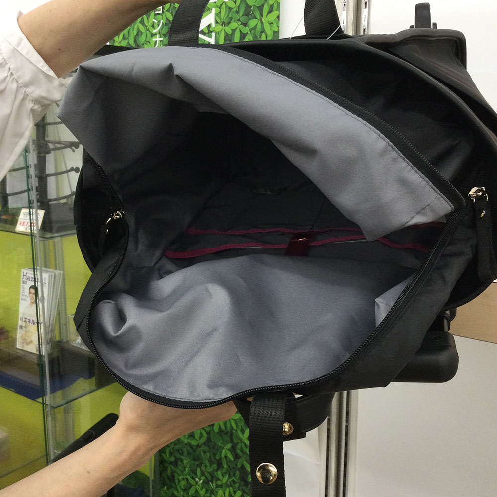マチも広めで普段のお買い物もスマートに出し入れできるので最適。