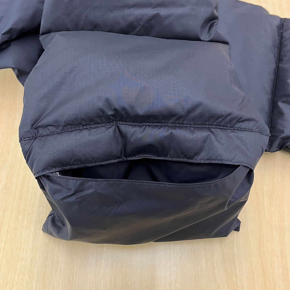 小物を収納できるポケット付き。