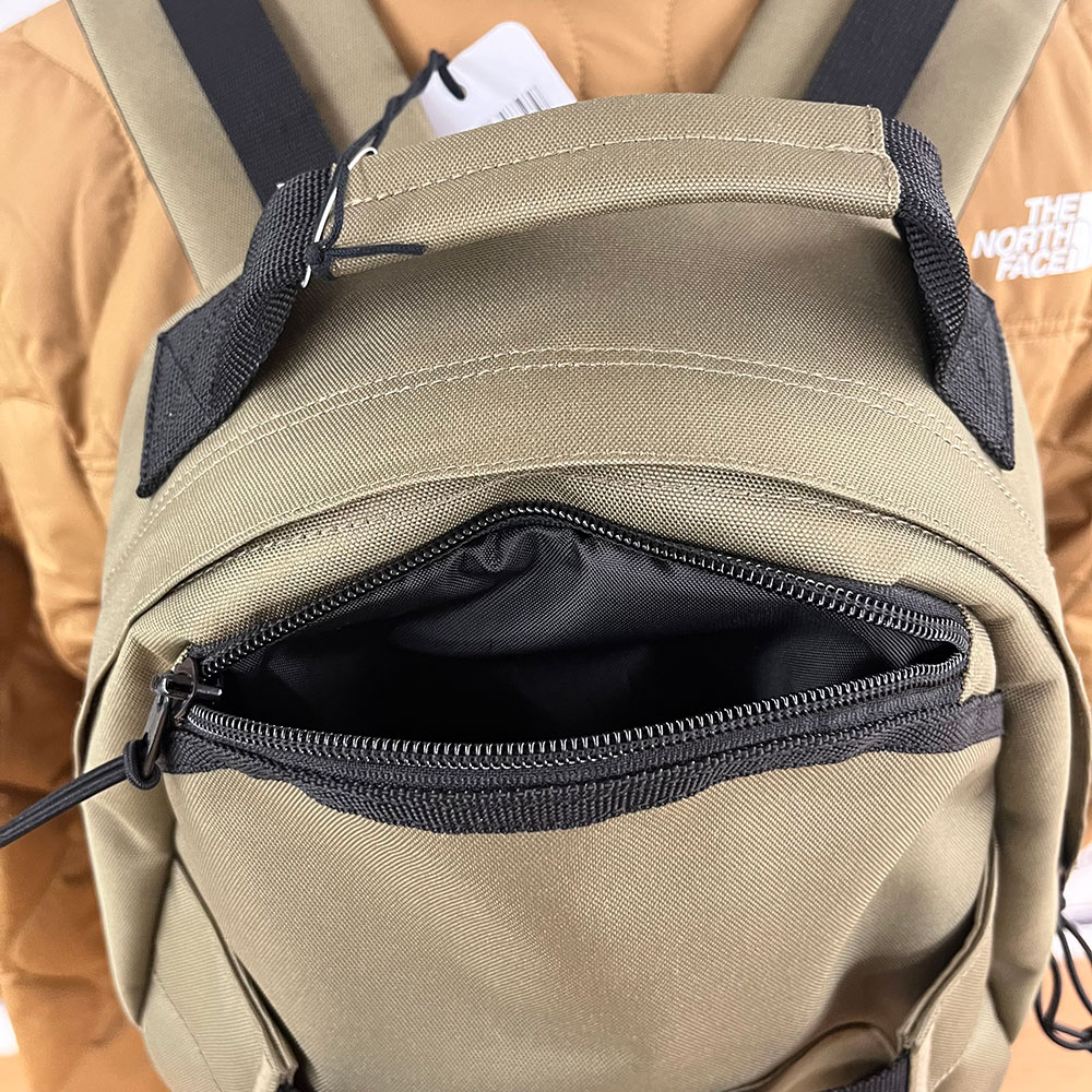 上部に財布や鍵、スマホなどの貴重品を入れるのに便利なポケット付。